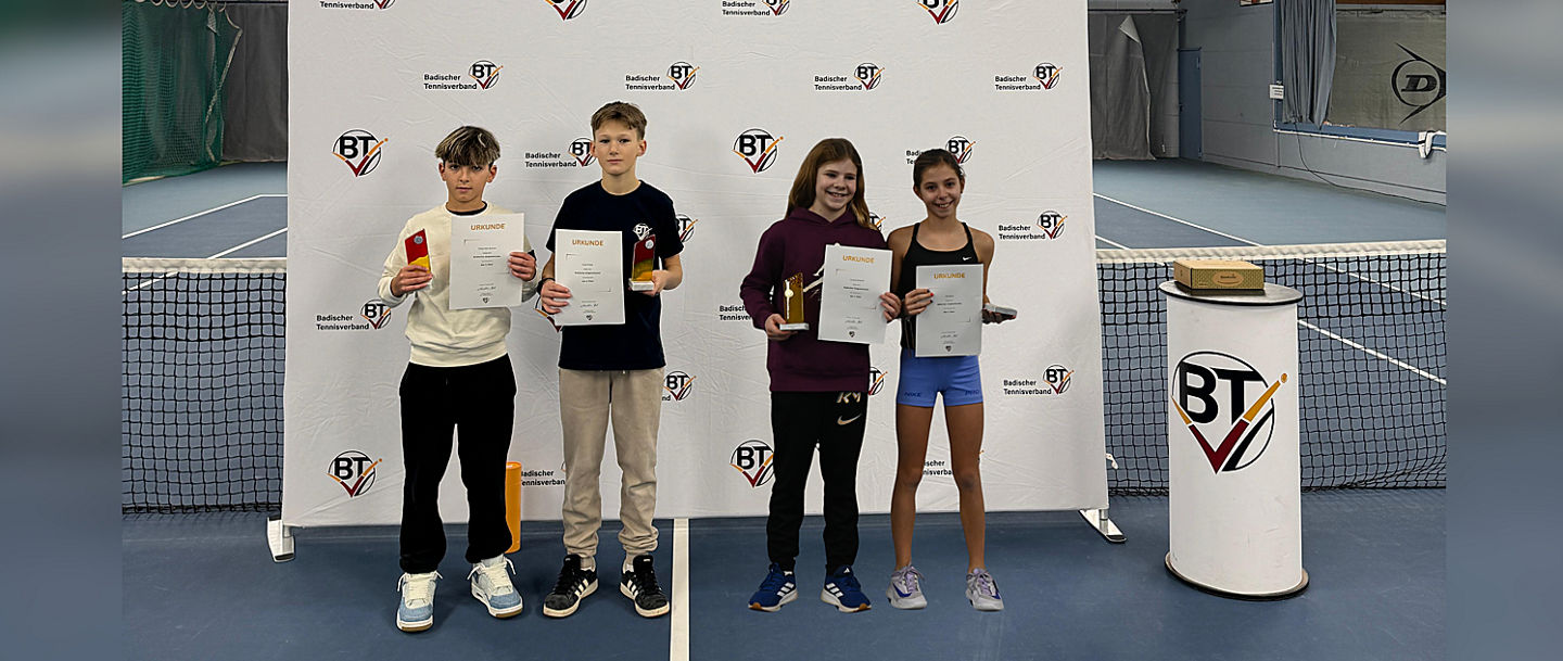 Die Finalisten des Badischen Jüngstenturniers mit ihren Urkunden vor der Pressewand des BTV