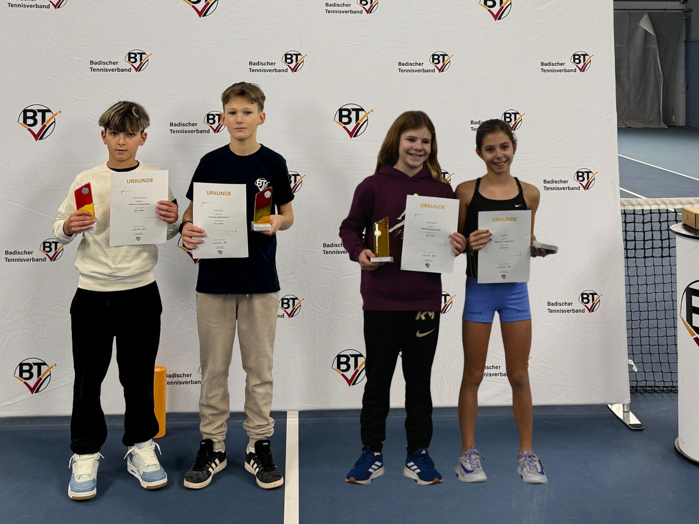 Die Finalisten des Badischen Jüngstenturniers mit ihren Urkunden vor der Pressewand des BTV