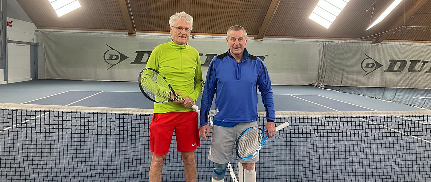 Die Finalisten der AK 70 bei den Badischen Senioren-Hallenmeisterschaften auf dem Platz mit Tennisschläger in der Hand