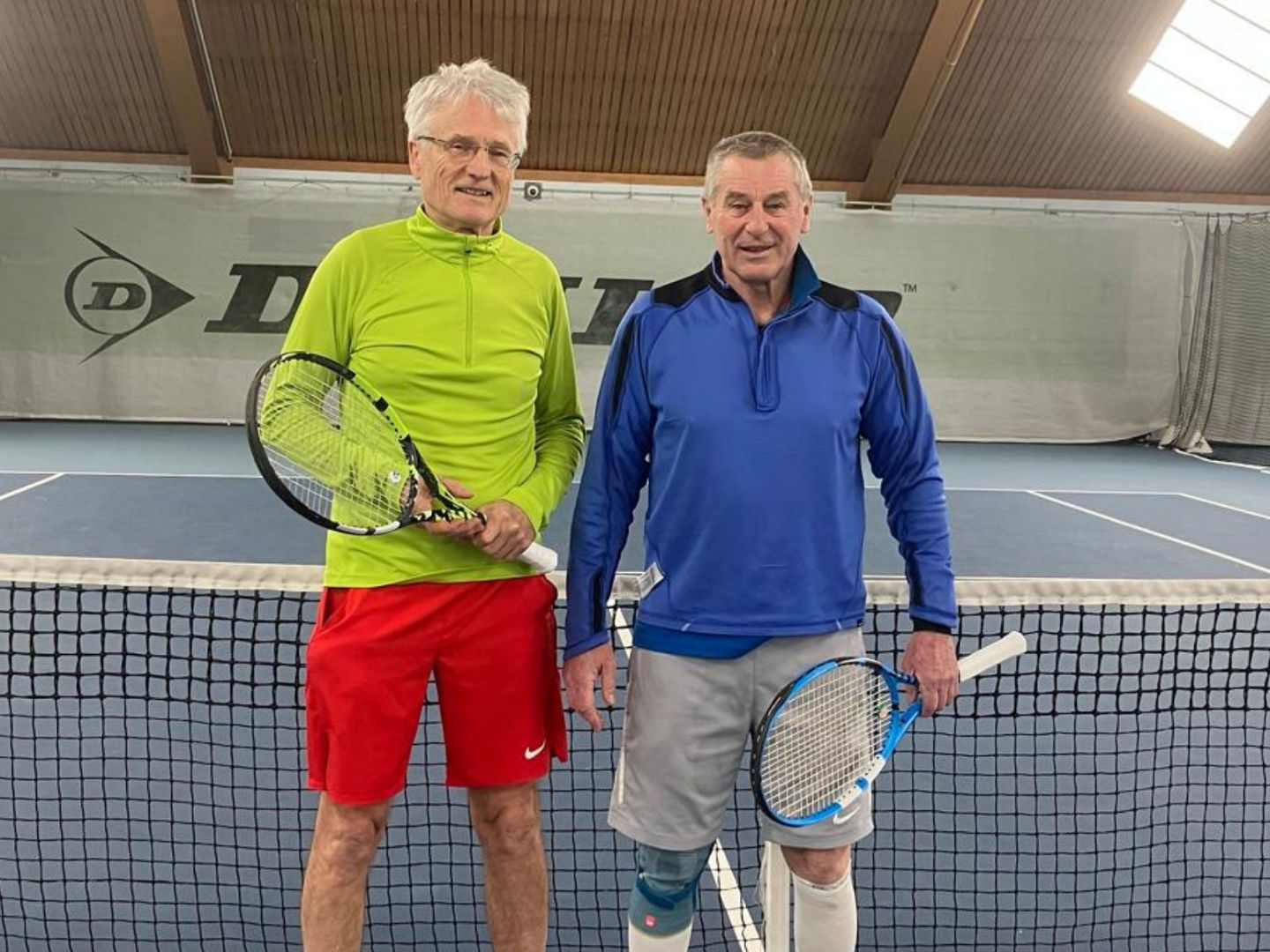Die Finalisten der AK 70 bei den Badischen Senioren-Hallenmeisterschaften auf dem Platz mit Tennisschläger in der Hand