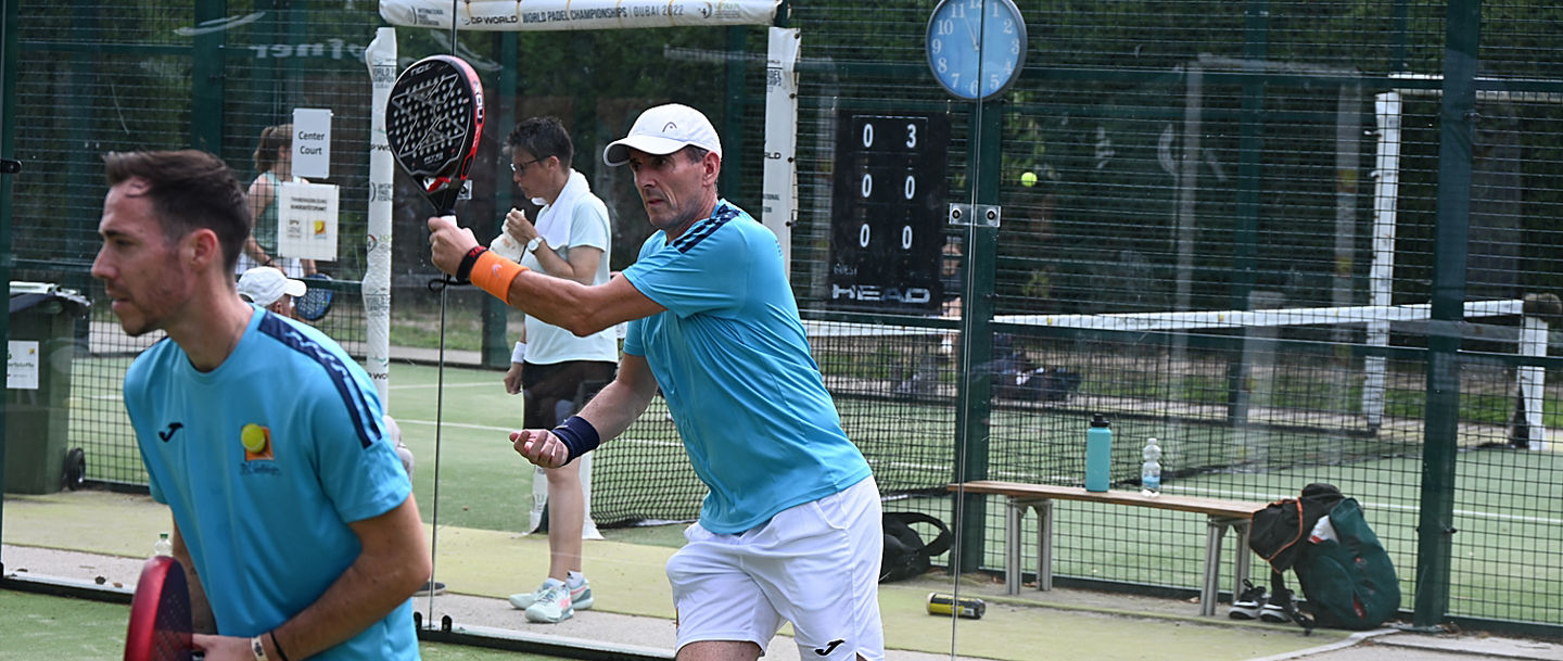 Zwei Padel-Spieler, die auf dem Court stehen und Padel spielen
