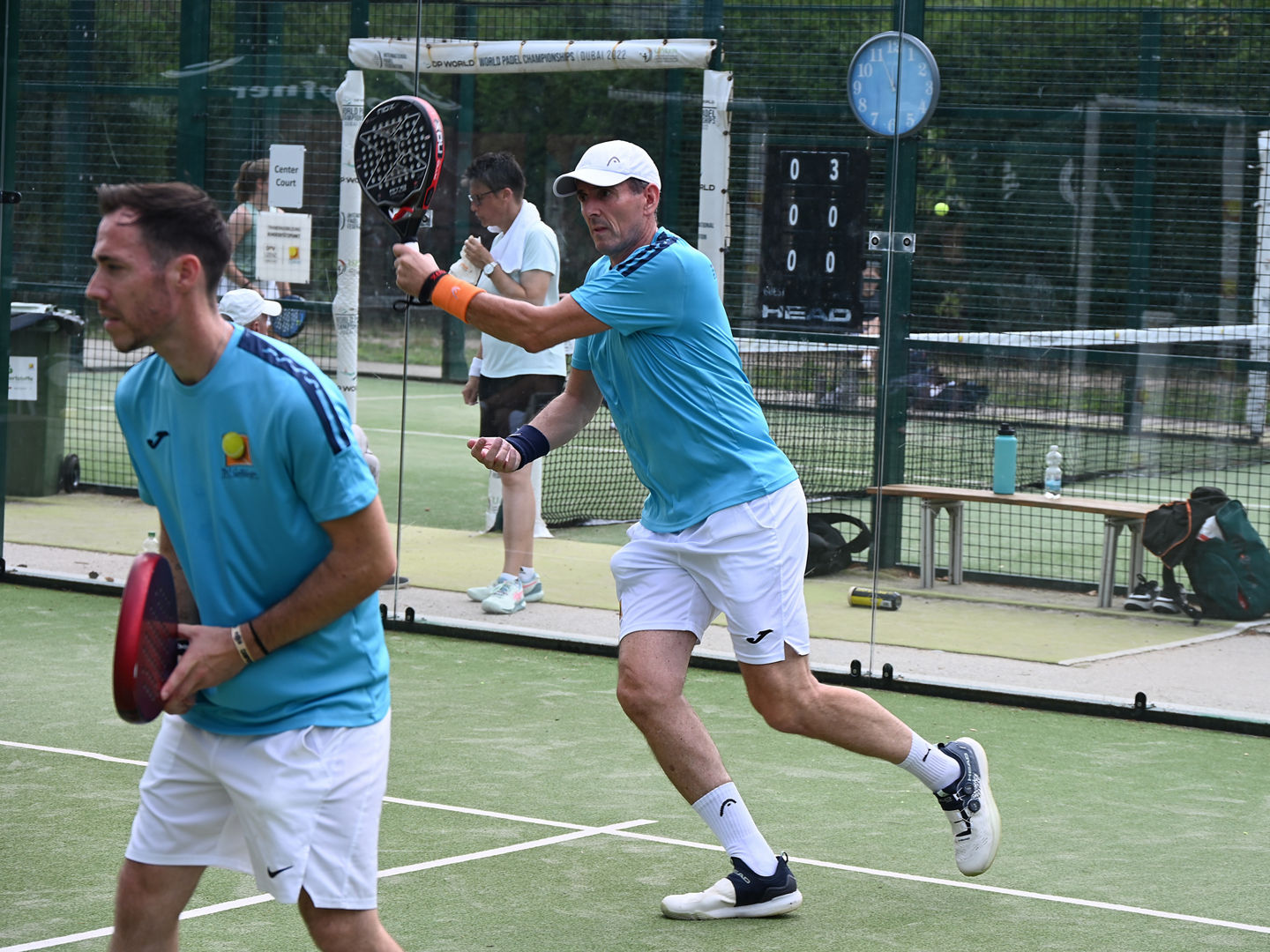 Zwei Padel-Spieler, die auf dem Court stehen und Padel spielen
