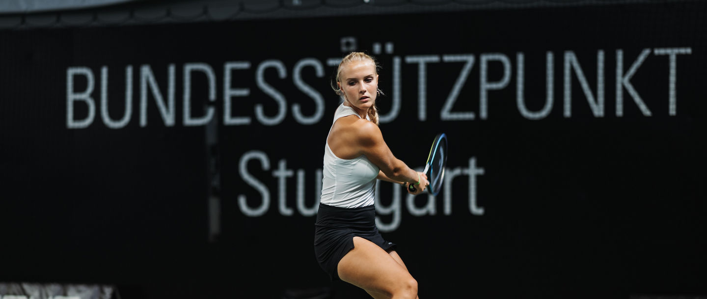 Joelle Steuer spielt eine Rückhand