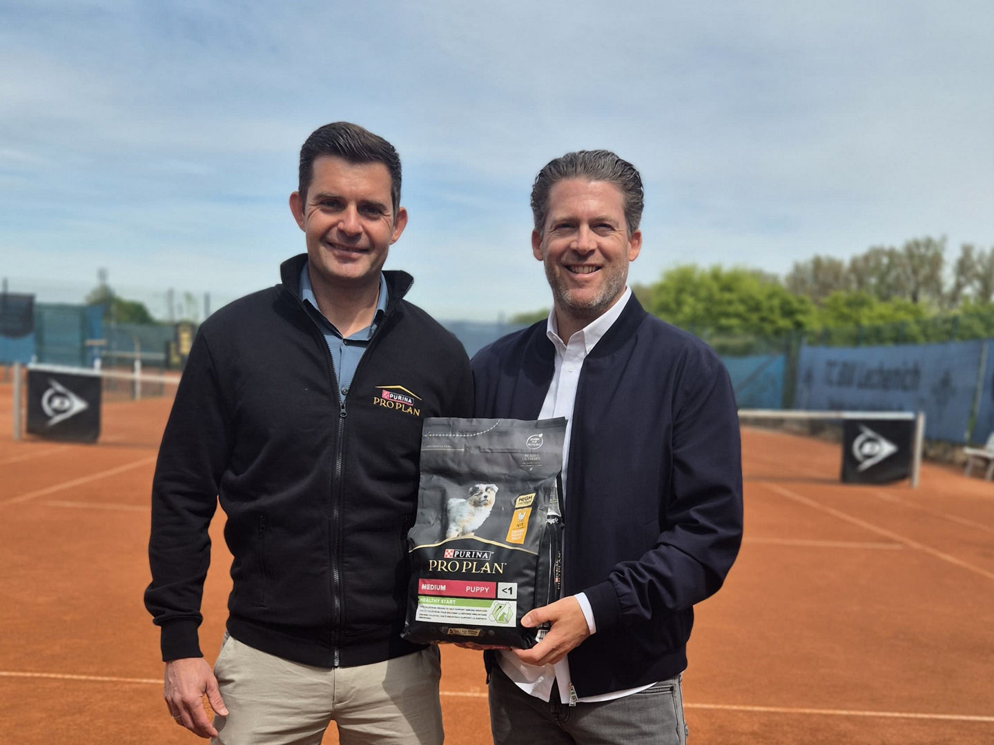 Christian Syberg und Simon Papendorf bei der Vertragsunterzeichnung.