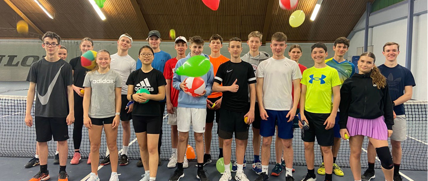 Gruppenfoto des Schülermentorenlehrgangs 2023, die Luftballons steigen lassen