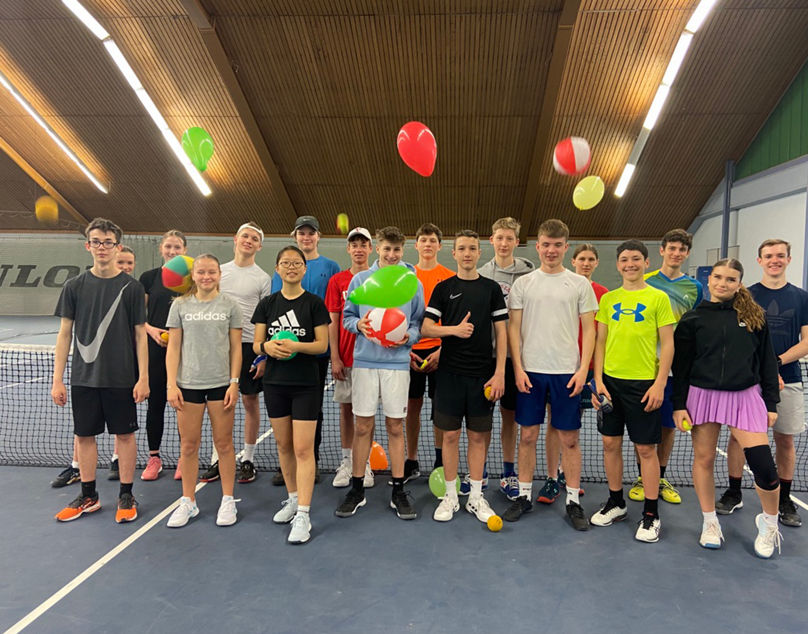 Gruppenfoto des Schülermentorenlehrgangs 2023, die Luftballons steigen lassen