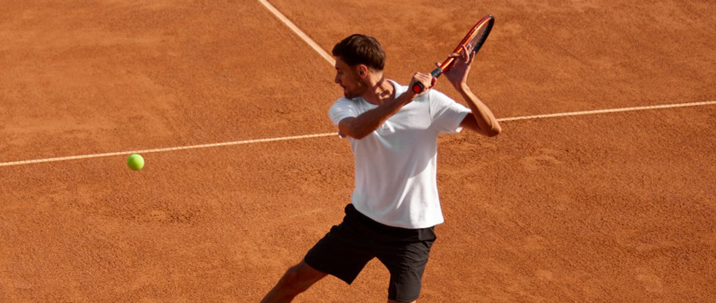 Tennisspieler spielt Rückhand