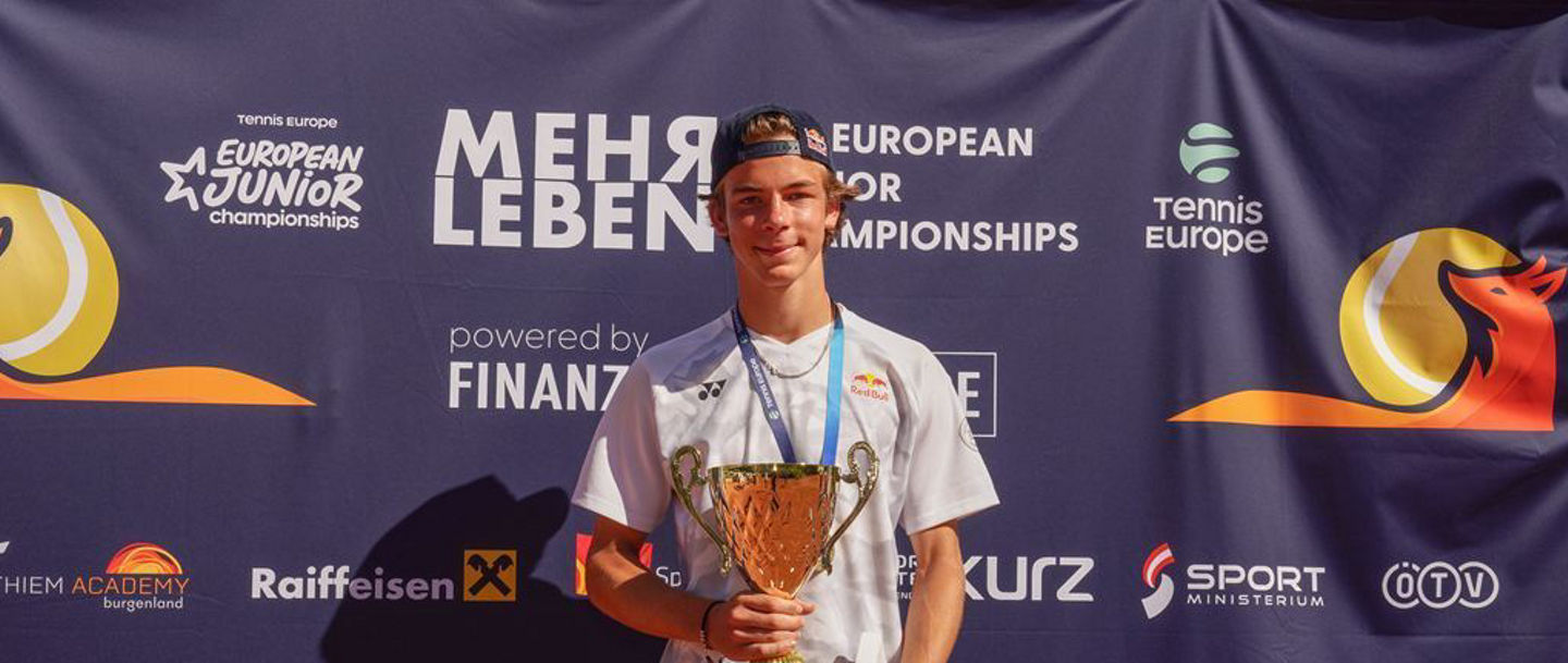 Niels McDonald mit dem Pokal.