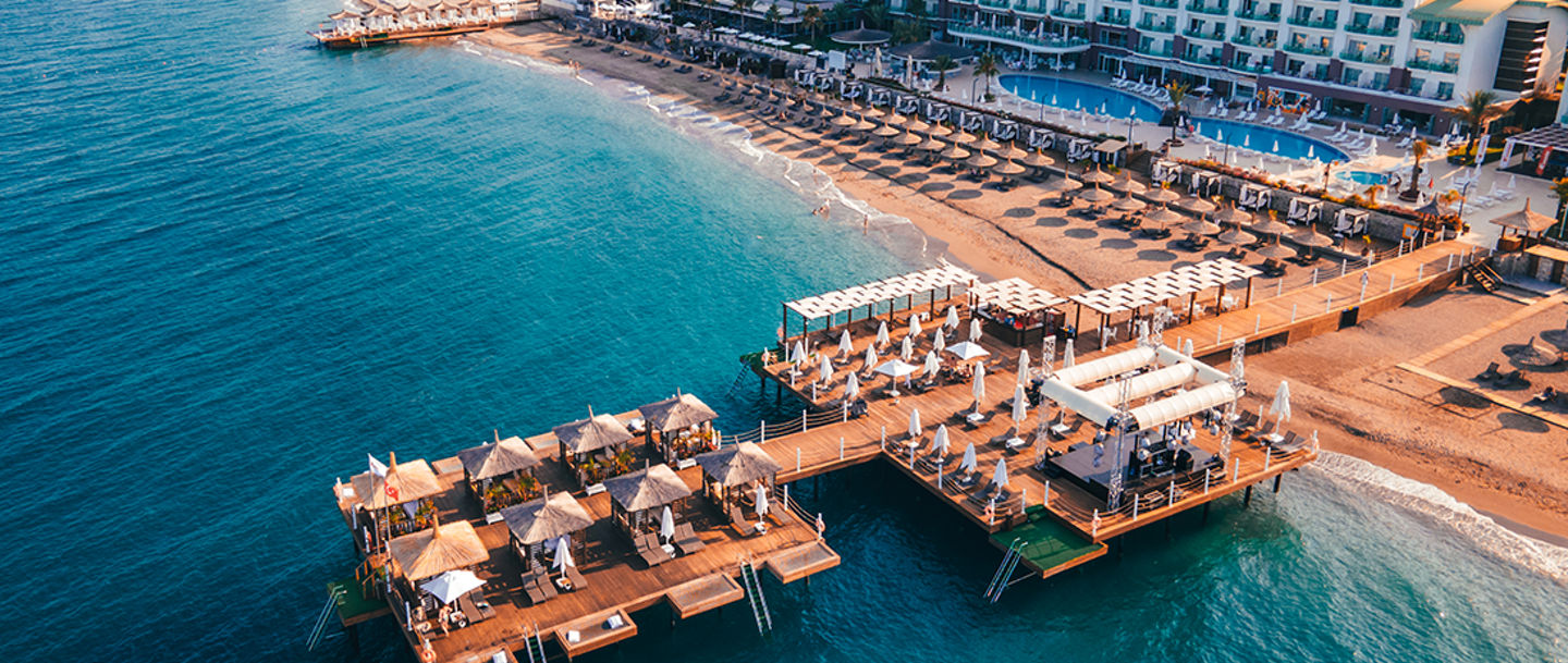 Tennisplätze inmitten der Natur, strahlender Sonnenschein und ein einzigartiger Urlaub in Antalya! Alles mit Corendon 