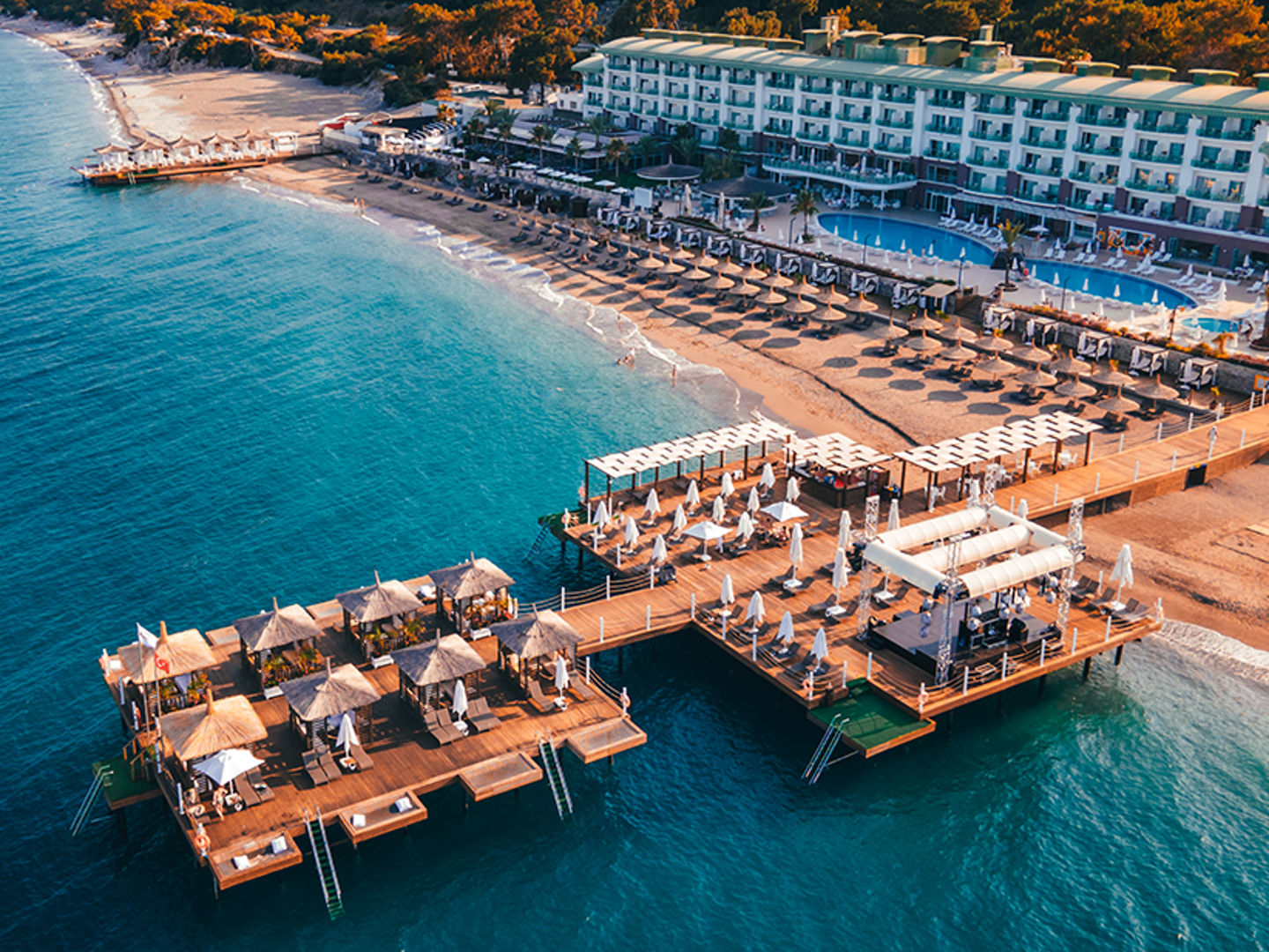 Tennisplätze inmitten der Natur, strahlender Sonnenschein und ein einzigartiger Urlaub in Antalya! Alles mit Corendon 