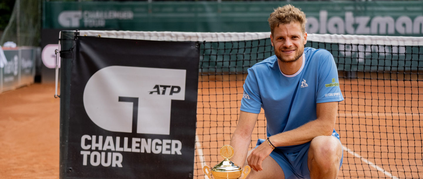 Yannick Hanfmann mit dem Pokal nach der Siegerehrung der platzmann open 2025