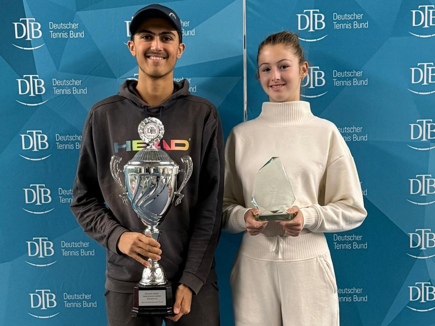 Arian Hasas und Lilly Marie Greinert nach der Siegereherung der Deutschen Jungend-Hallenmeisterschaften