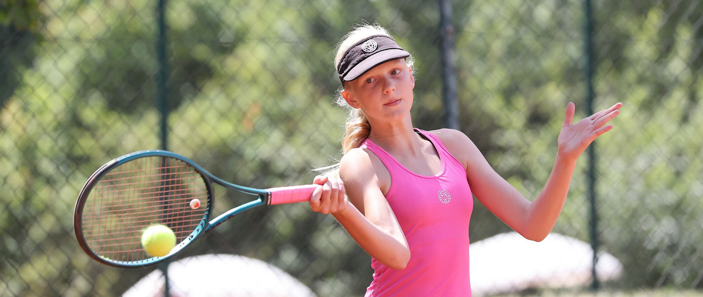 Fokussierte Tennisspielerin
