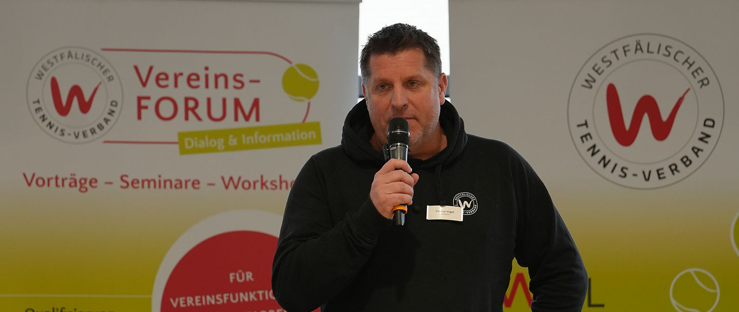 Torsten Vogel begrüßt die Teilnehmer