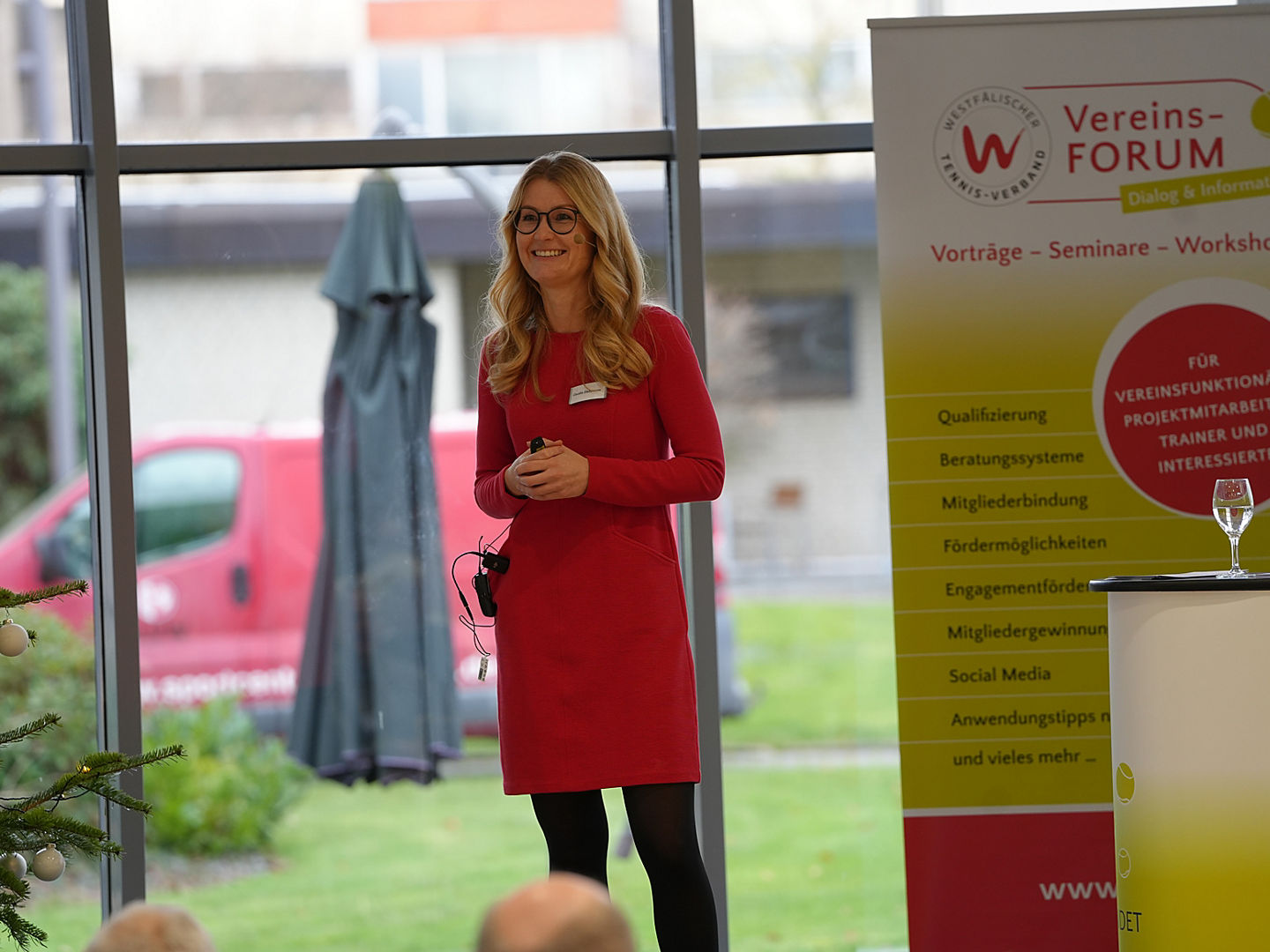 Claudia Dietzmann eröffnete das Vereinsforum mit dem Impulsvortrag "Ehrenamt – Unser Ass im Ärmel?!“ 