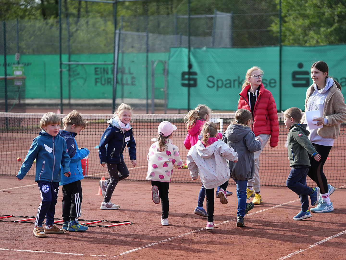 Kinder wärmen sich vor dem Kibaz-Event auf