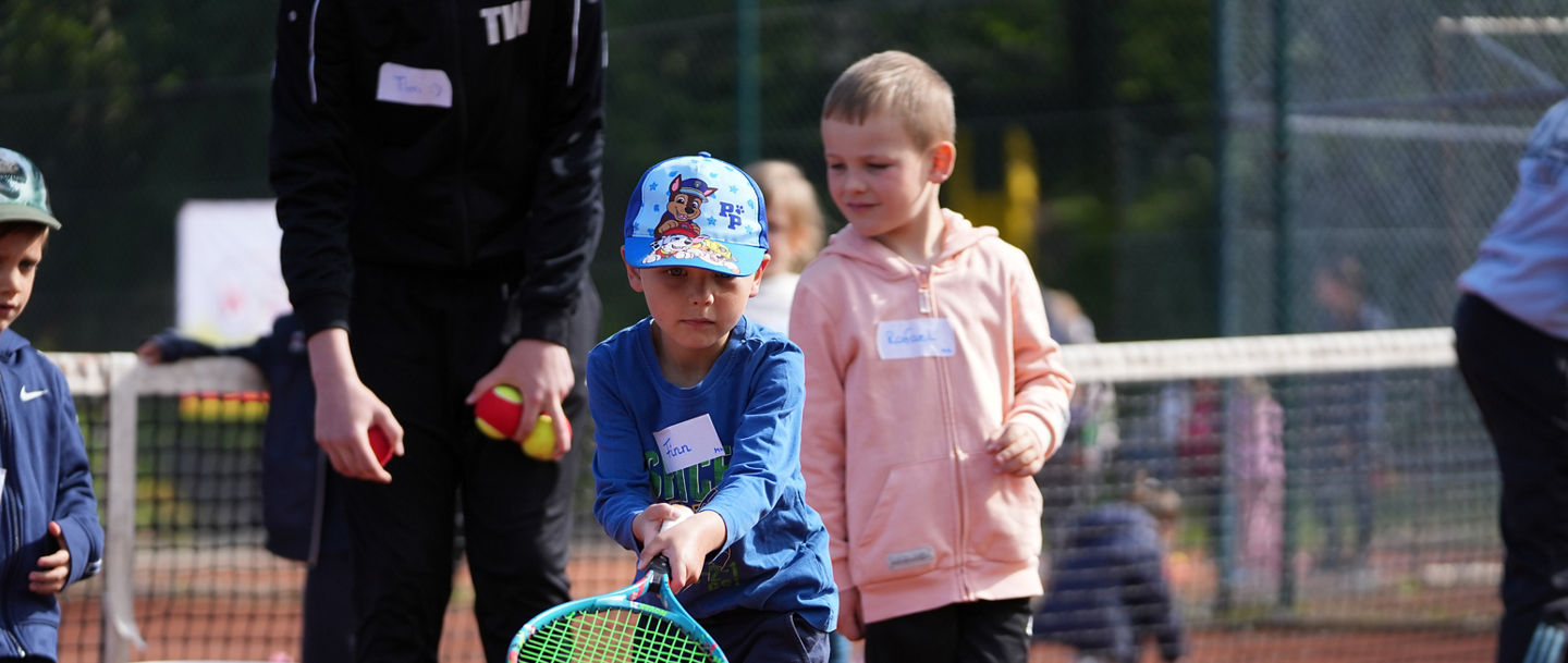 Kleiner Junge schlägt einen Ball