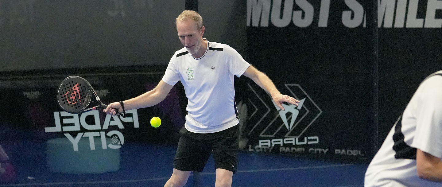 Aufschlag bei der NRW Padel-Endrunde 2025