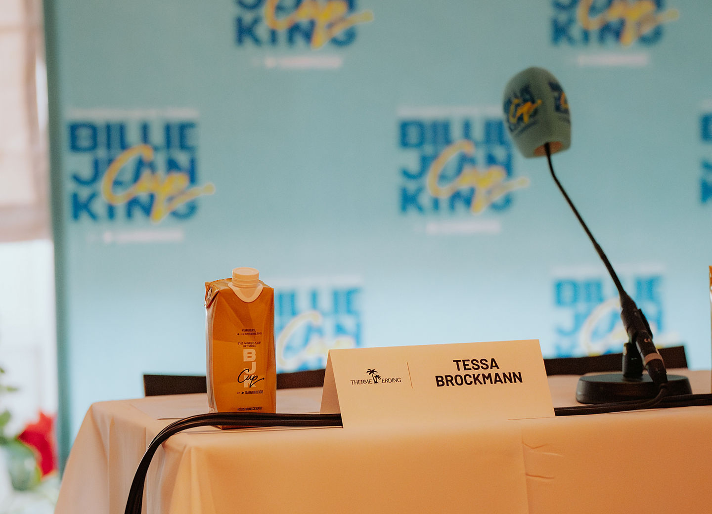 Deutsche Spieler gucken auf ein Handy