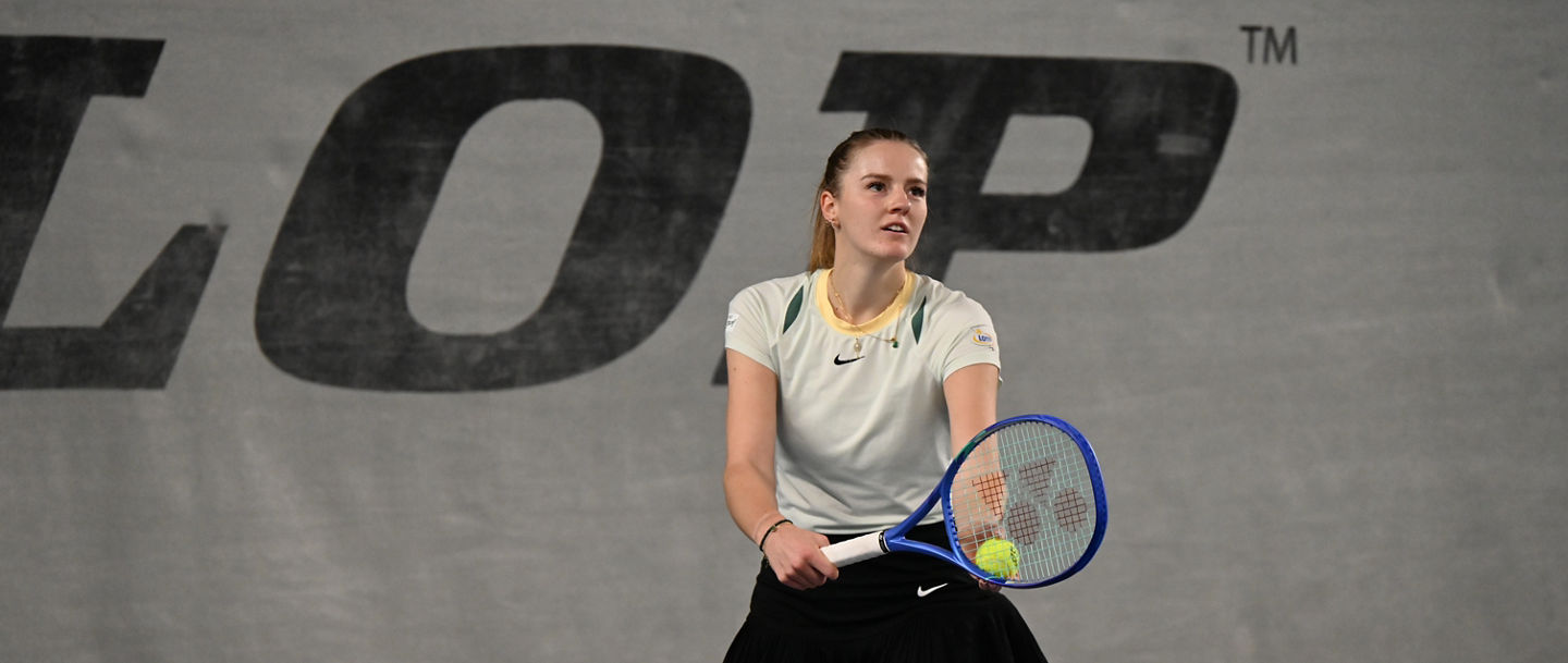 Martyna Kubka bereitet sich auf einen Aufschlag vor