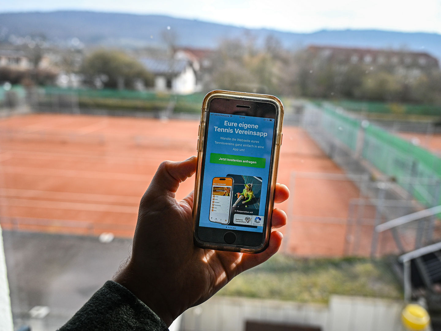 Handy wird in Hand gehalten