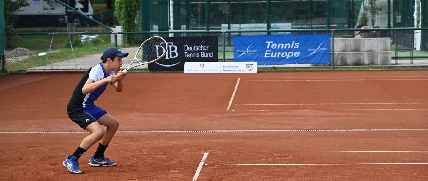 Tennisspieler Julian Pflugbeil auf dem Platz beim Spiel