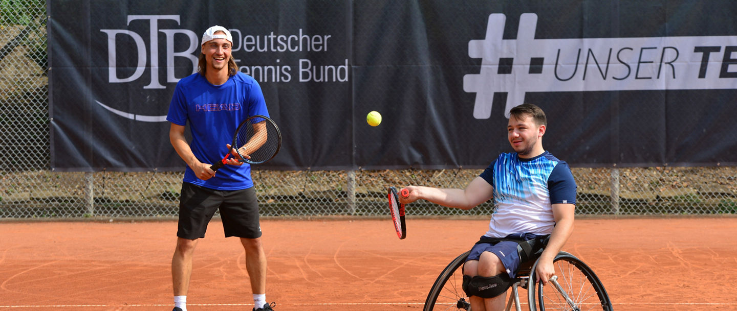 DTB Trainer Nikas Höfken und Antony Dittmar (Rollstuhltennis) trainieren Vorhandschläge