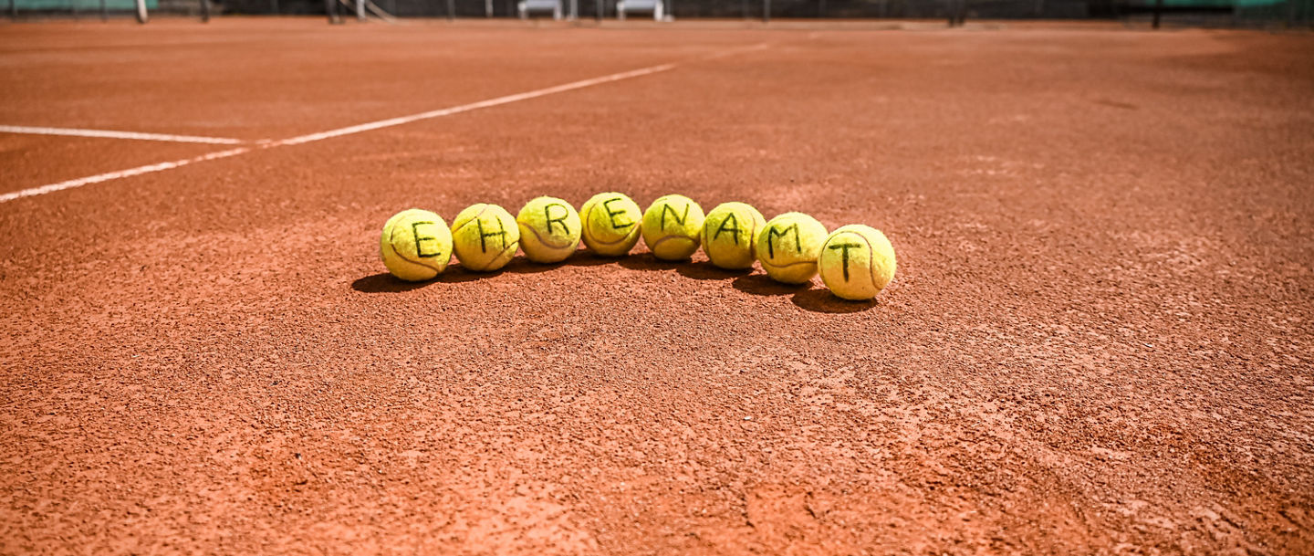 Tennisbälle mit Ehrenamt-Slogan