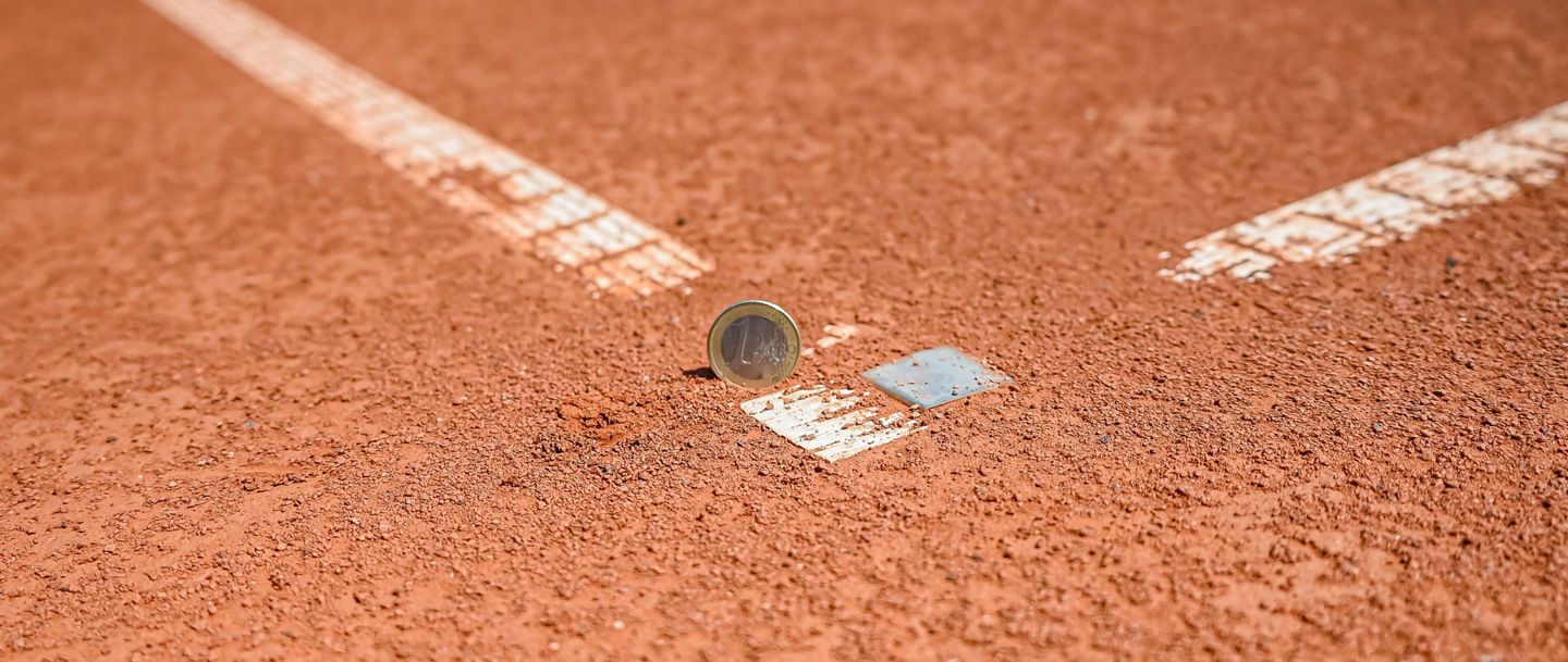Ein-Euro-Münze auf einem Tennisplatz