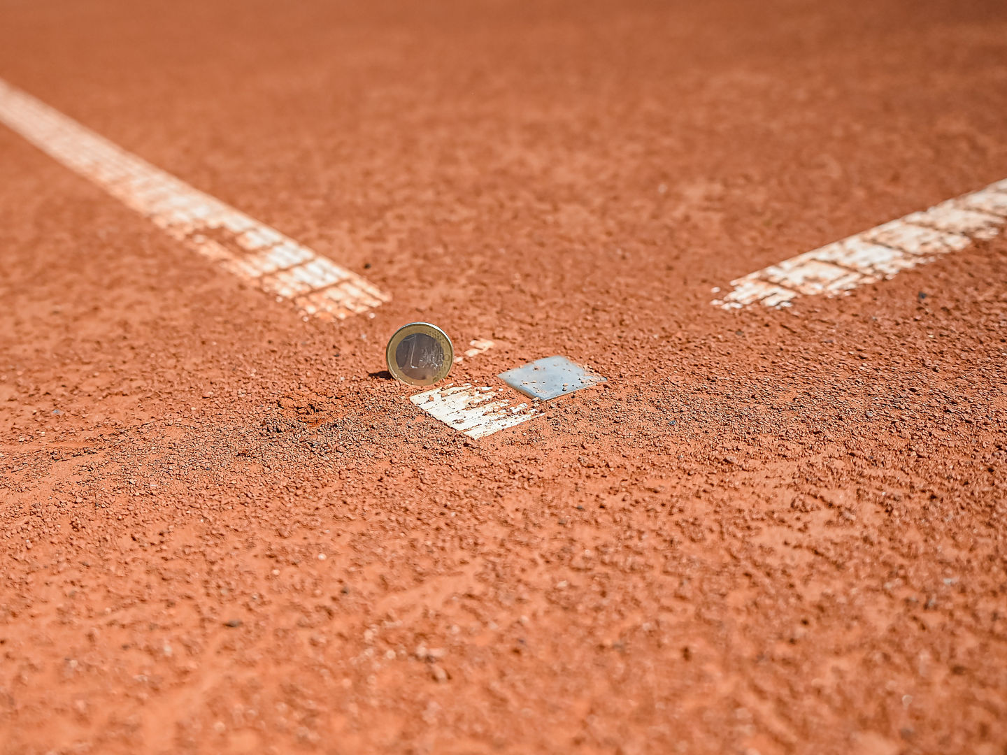 Ein-Euro-Münze auf einem Tennisplatz