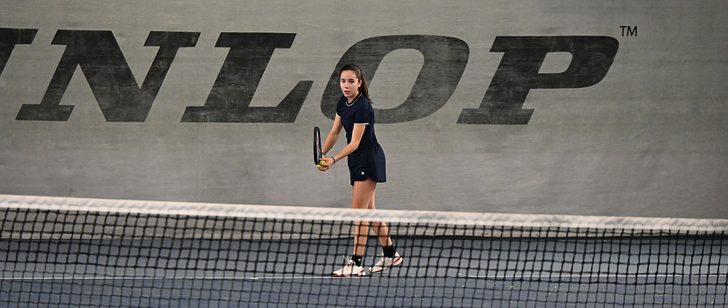 Ana Stratulat holt zum Aufschlag aus