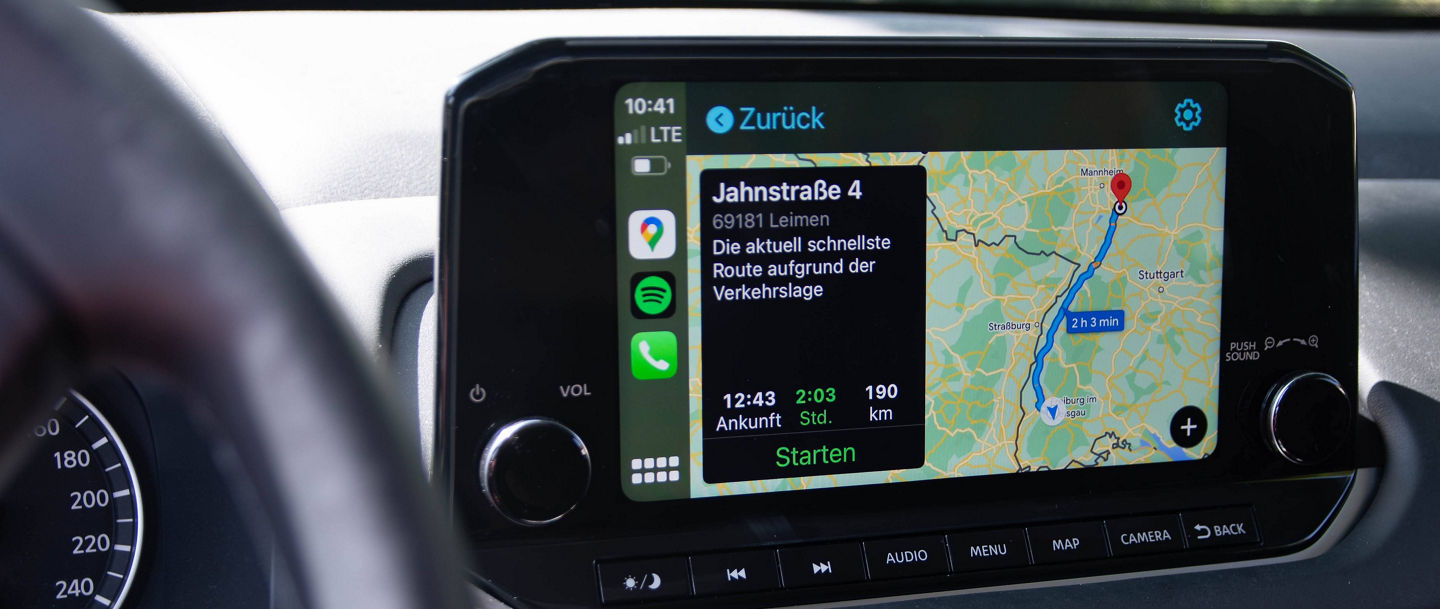 Navi im Auto mit Route nach Leimen