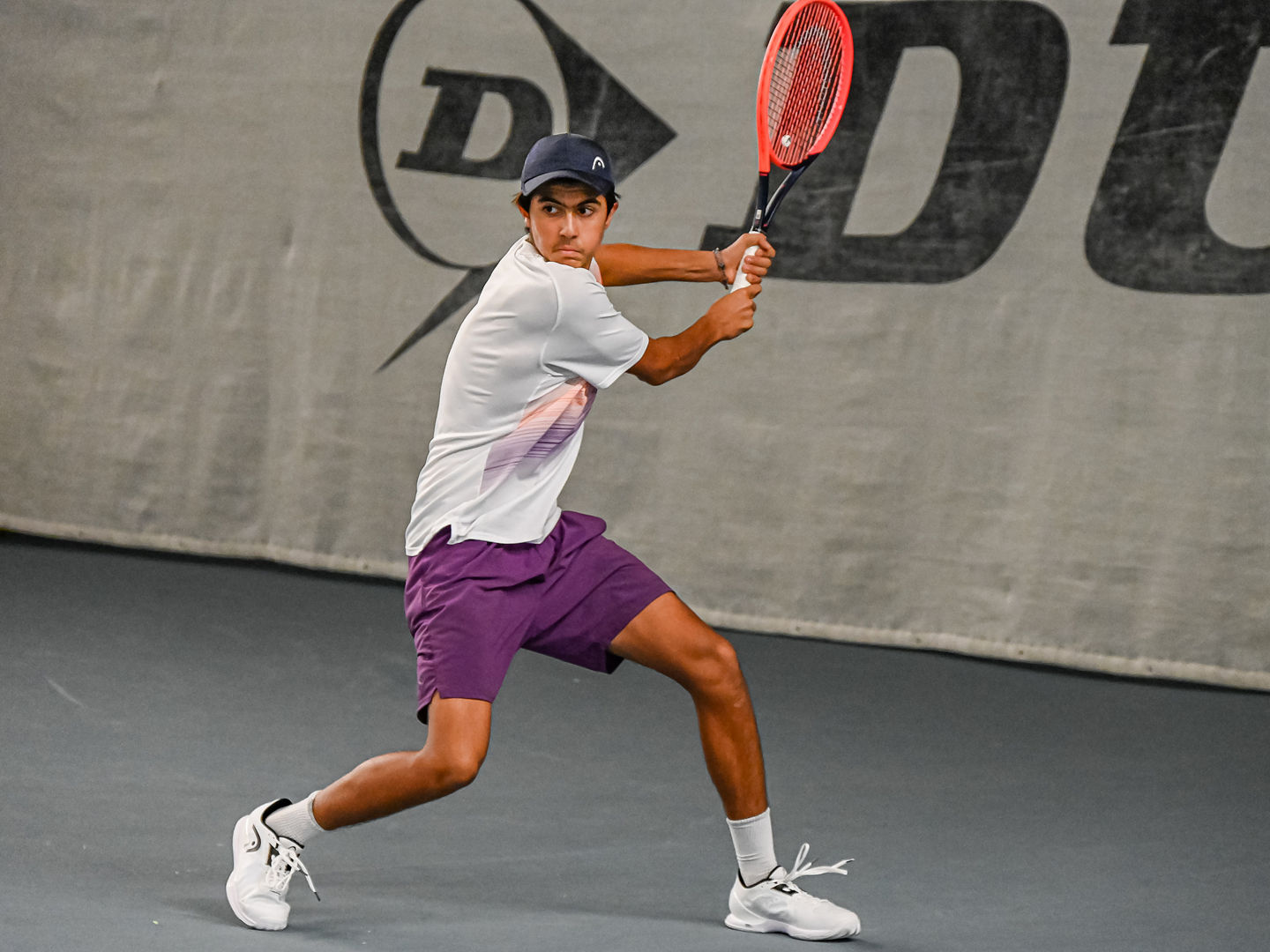 Arian Hasas holt für eine Rückhand aus