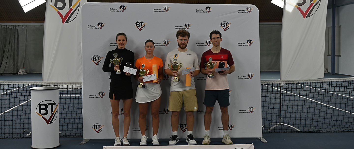 Die vier Finalisten den Dunlop Südwest Circuit mit Pokalen vor der Pressewand des BTV