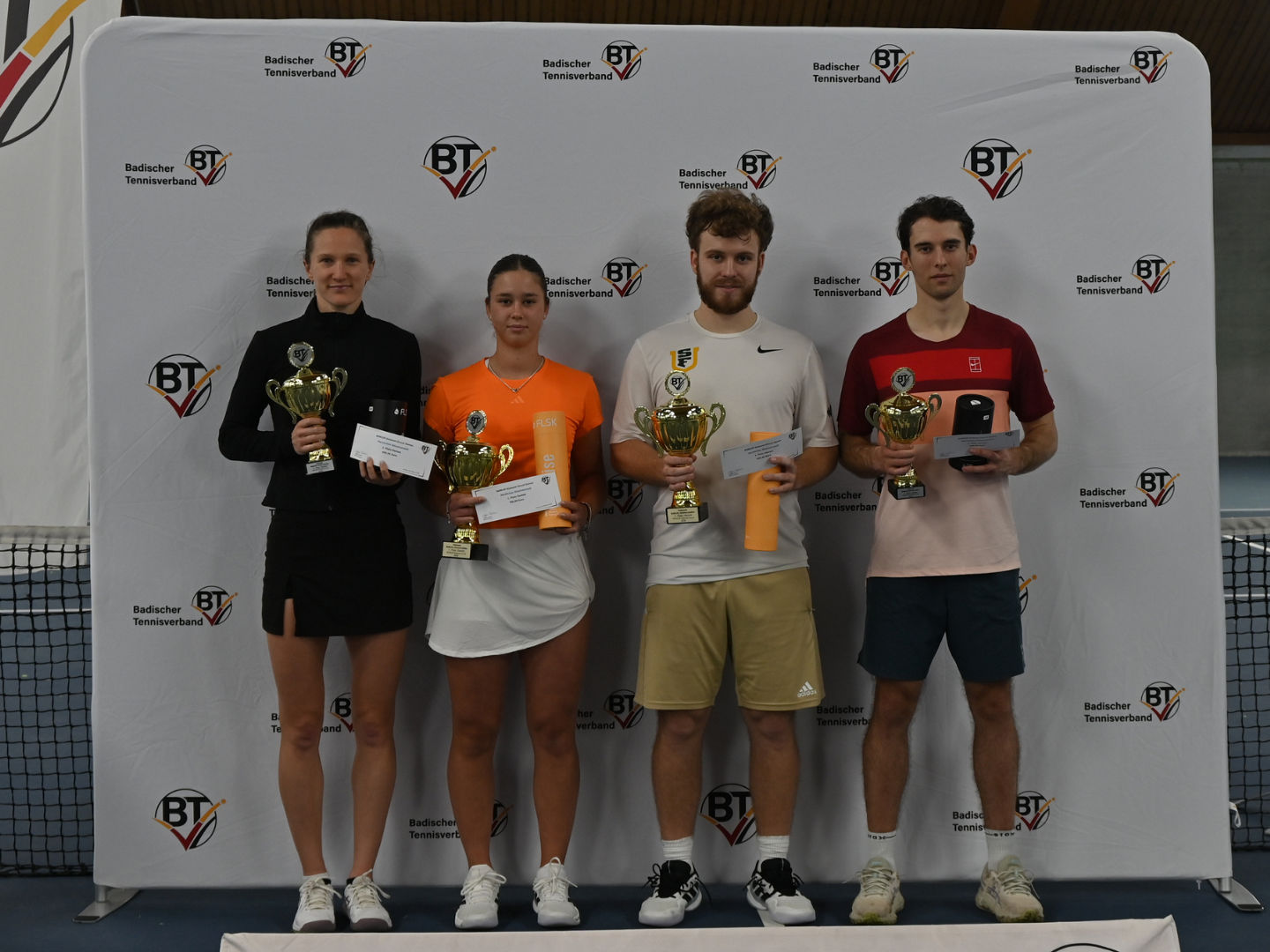 Die vier Finalisten den Dunlop Südwest Circuit mit Pokalen vor der Pressewand des BTV