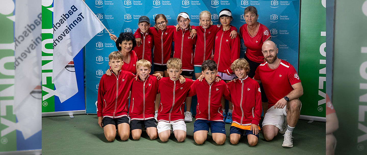Die U11-Auswahl des Badischen Tennisverbands mit ihren Trainern vor der Pressewand des DTB in Essen