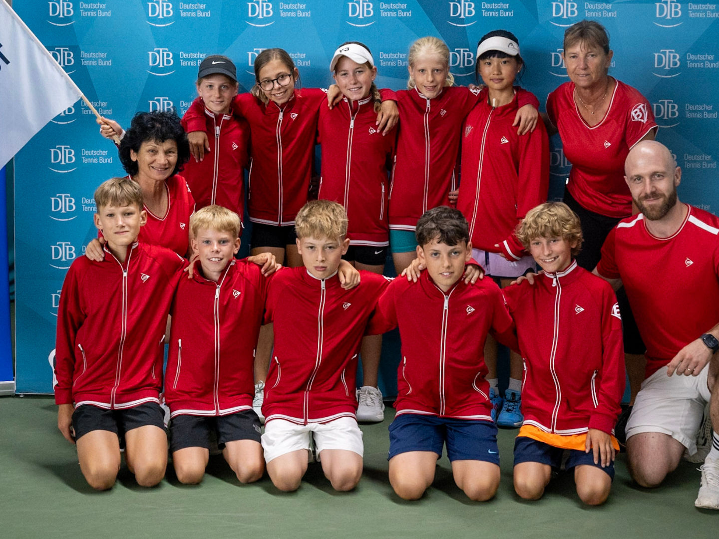 Die U11-Auswahl des Badischen Tennisverbands mit ihren Trainern vor der Pressewand des DTB in Essen