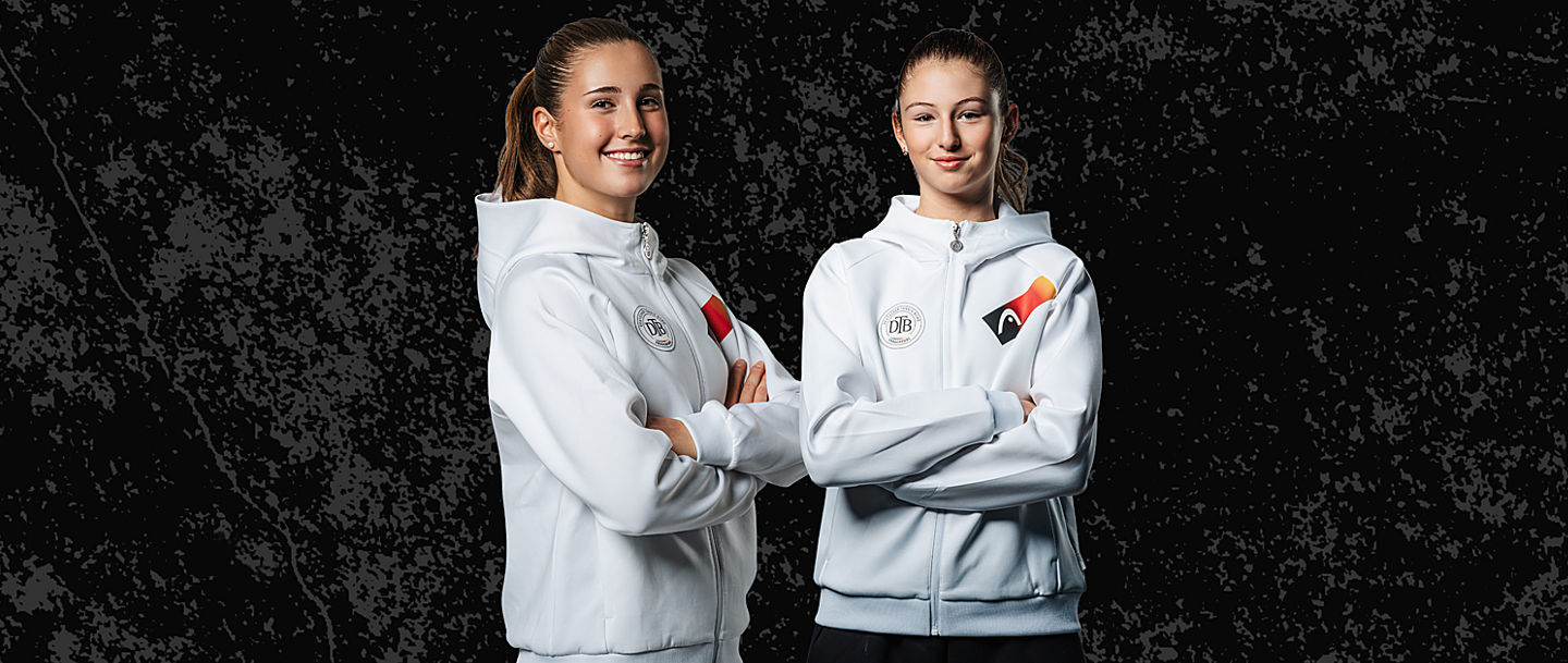 Tina Manescu (li.) und Lilly Marie Greinert posieren vor einem schwarzen Hintergrund