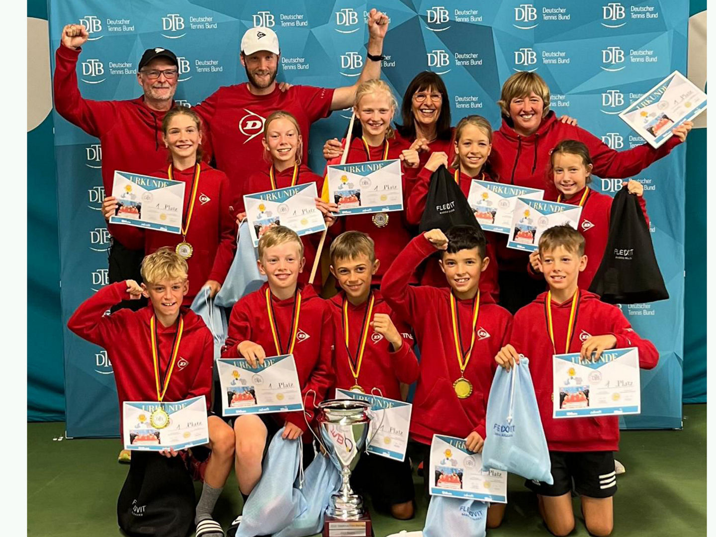 Das erfolgreiche TNB-Team: Charlotta Sturdy (hinten Mitte) und Paula Kerosevic (hinten links) im Kreises der Mannschaft sowie Oliver Mutert (von links), Christoph Uster, Andrea Kalbe umd Carina Mennemann, Foto: TNB