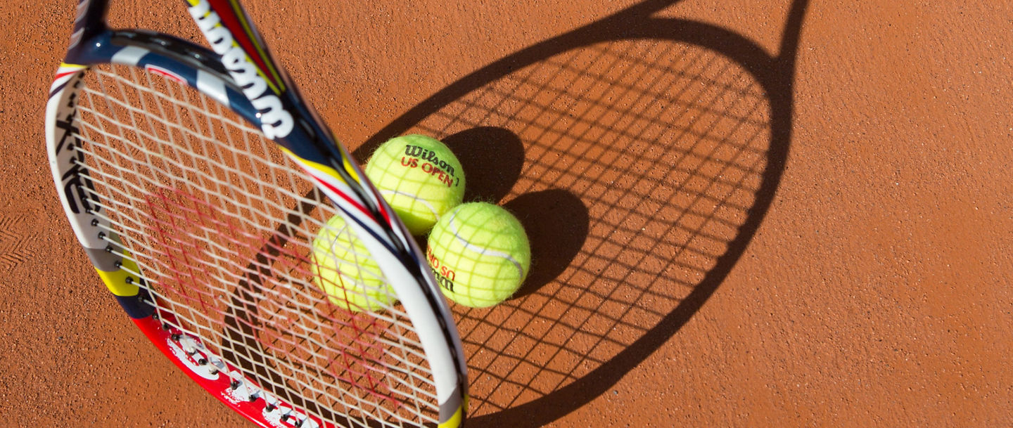 Tennisschläger und Bälle Wilson