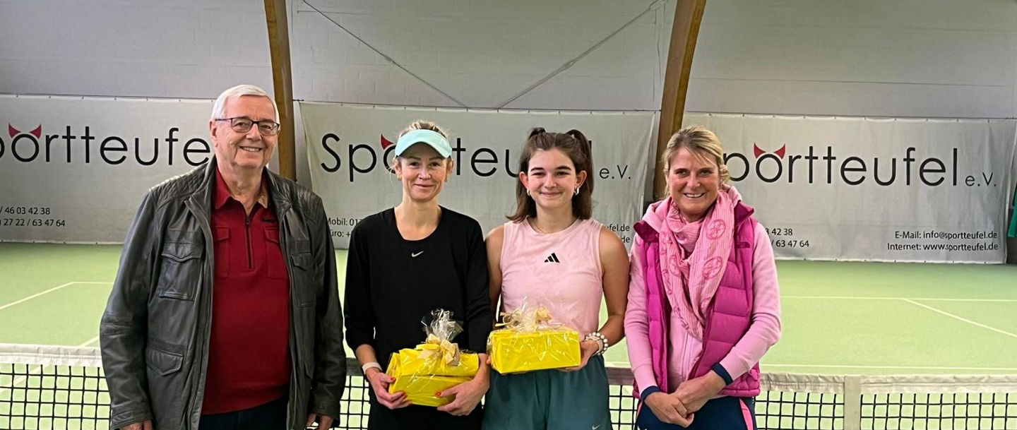 Das Foto Damen zeigt von links Udo Steinhorst (Bezirksportkoordinator), Julia Niemeyer, Celine Jochheim, Steffi Cramer (Turnierleiterin).