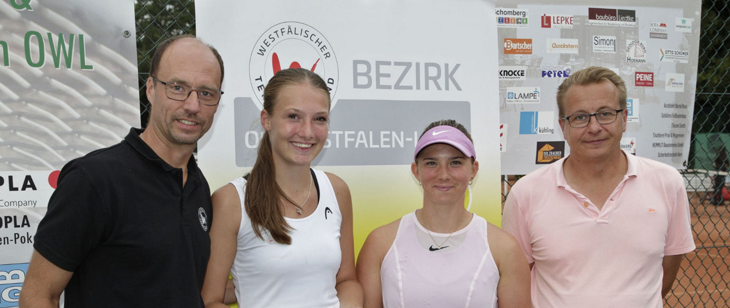 v.l.: Meikel Backs (Vorsitzender Tennisbezirks OWL), Chiara Heine (Siegerin), Leah Wächter (Finalistin), Jan Keller (Turnierleiter)