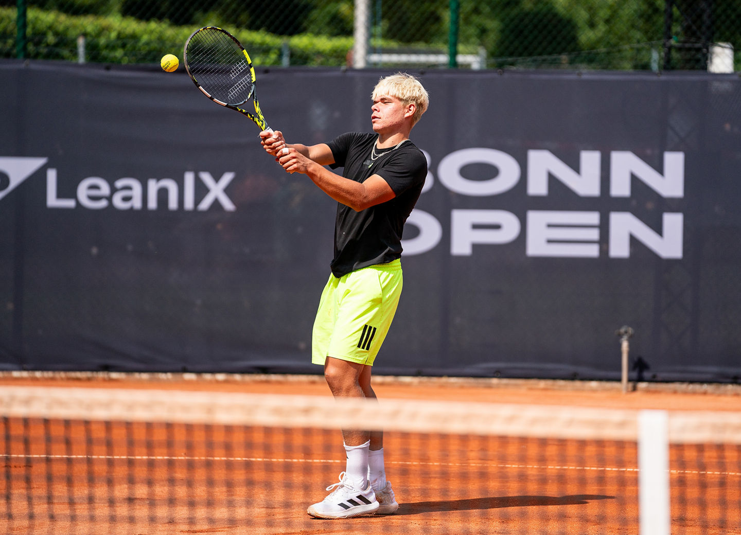 Diego Dedura schlägt den Ball bei den Bonn Open 2025
