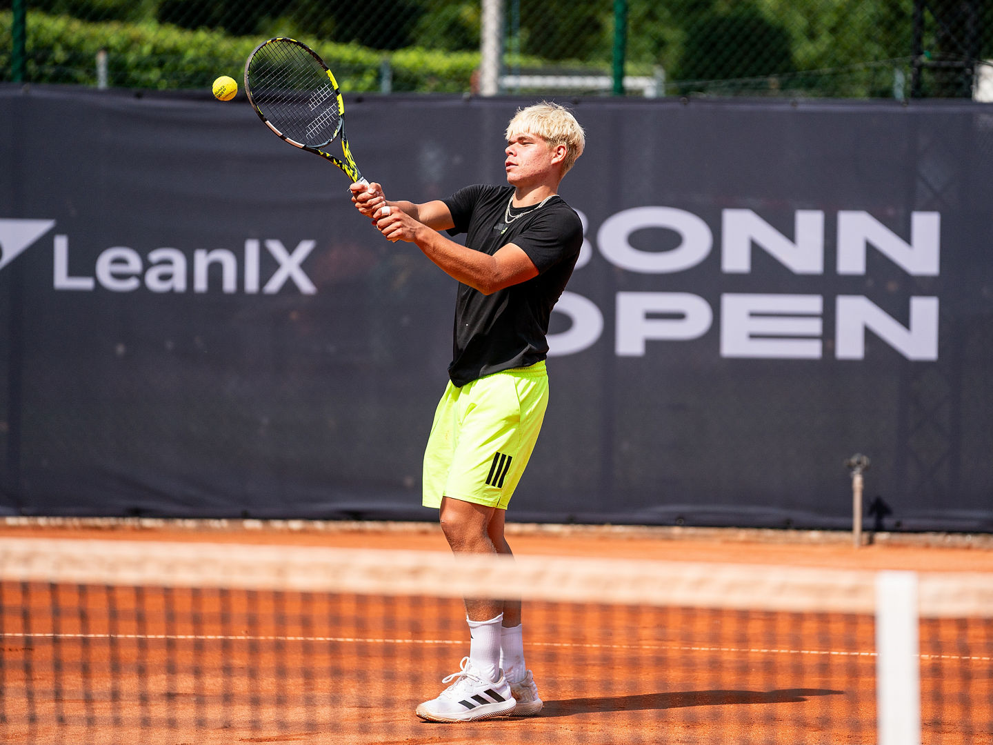 Diego Dedura schlägt den Ball bei den Bonn Open 2025