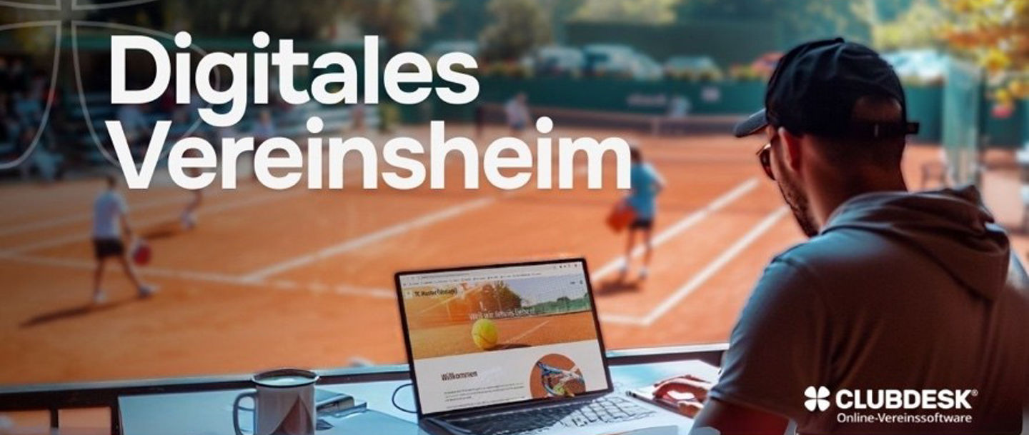 Vereinsmanager am PC mit ClubDesk-App, im Hintergrund ein Tennisplatz