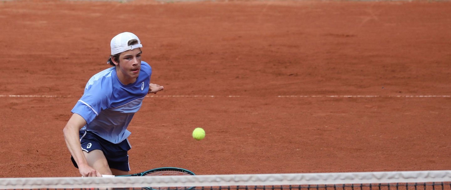 Niels McDonald schlägt bei den French Open Juniors auf.