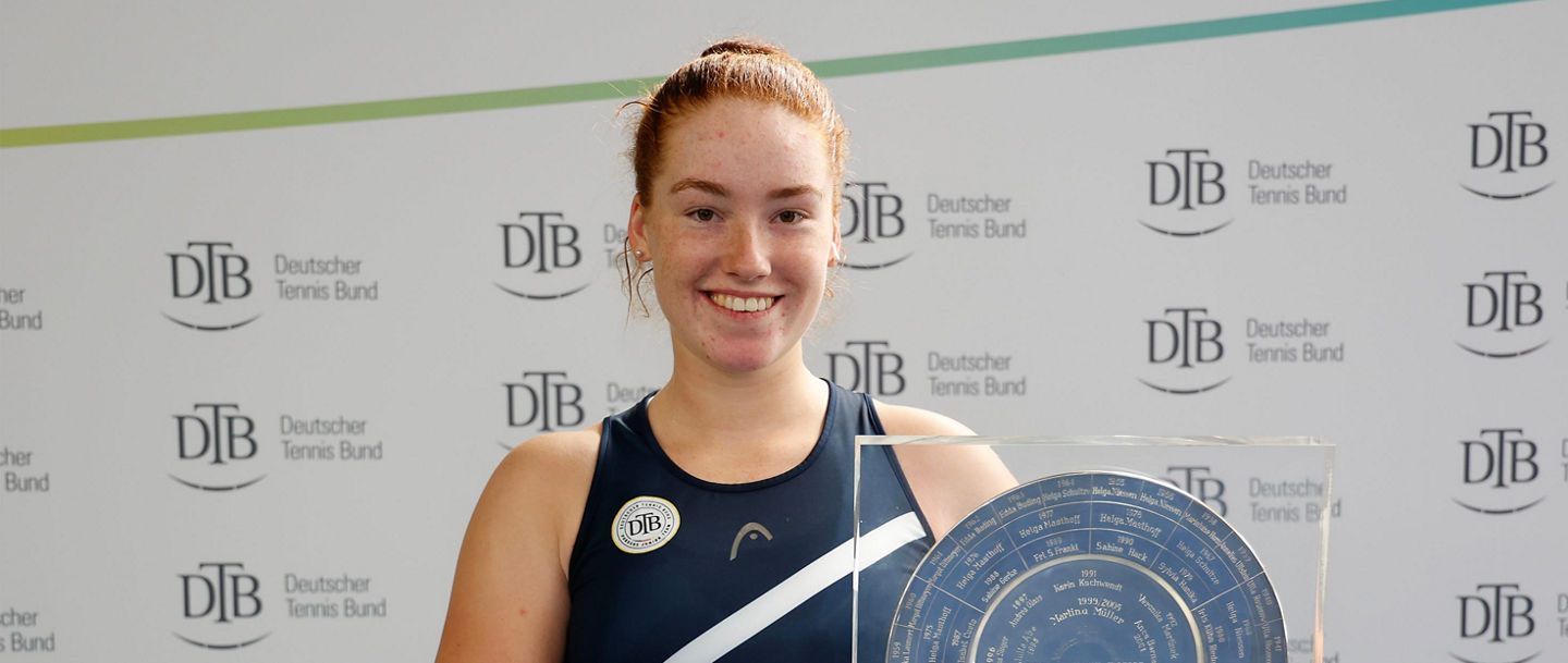 Ella Seidel mit Pokal, Einzel Finale, Endspiel Tennis - Deutsche Meisterschaft 2022 - Deutsche Meisterschaft 2022 -   - Biberach an der Riss - Baden-Wuerttemberg - Deutschland - 11 December 2022.