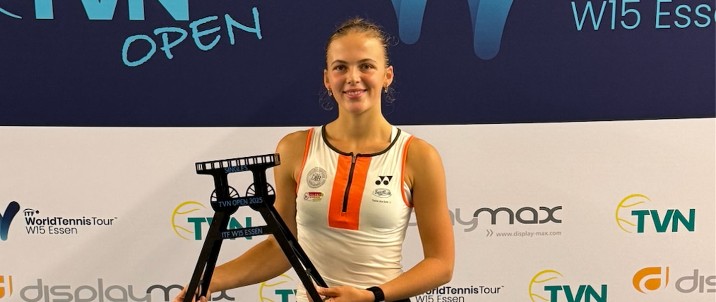 Eva Bennemann mit Pokal