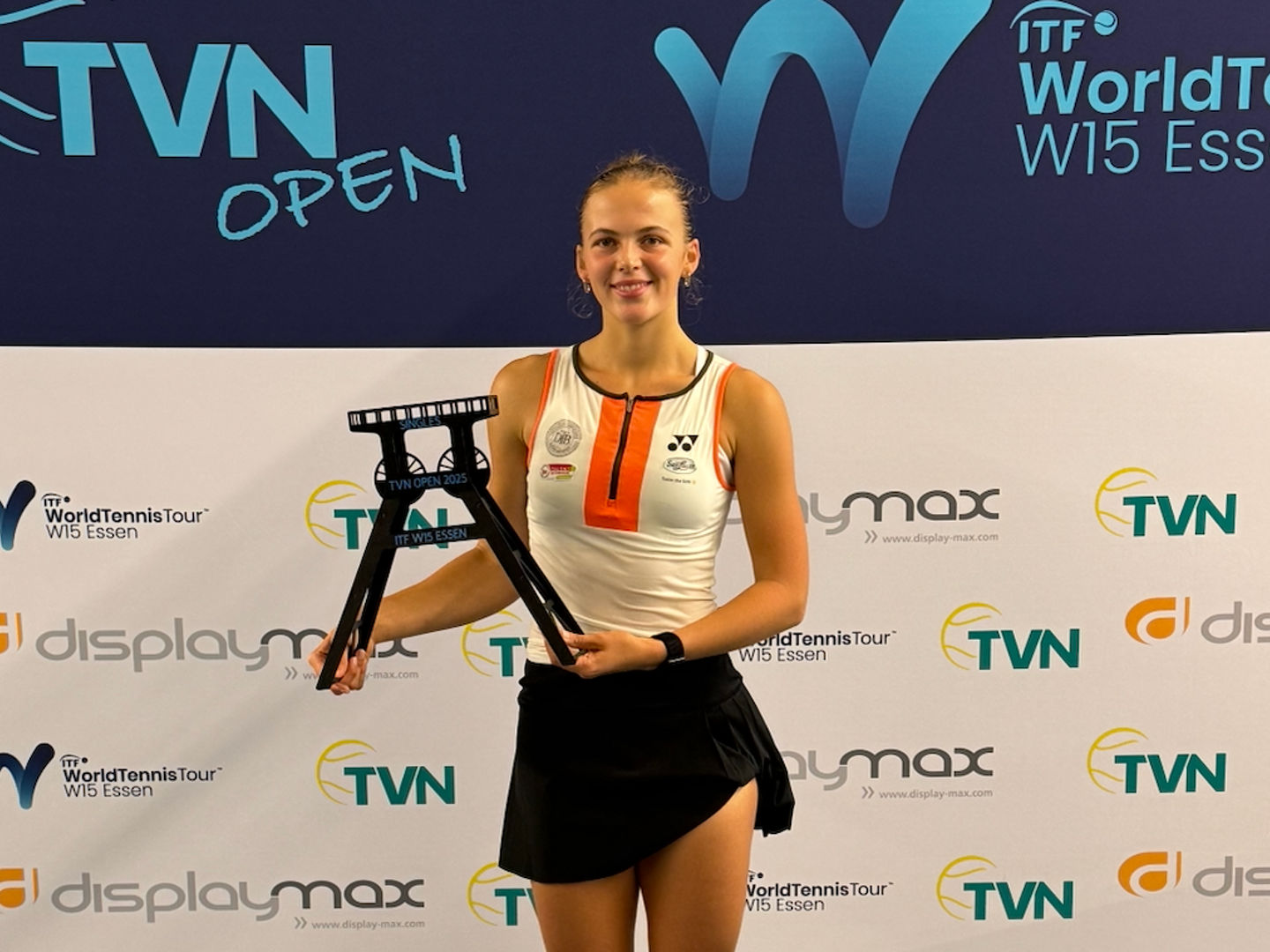 Eva Bennemann mit Pokal