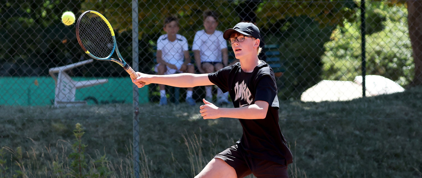 Junge mit Tennisball